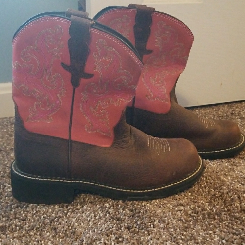 Ariat cowgirl boots size 10
